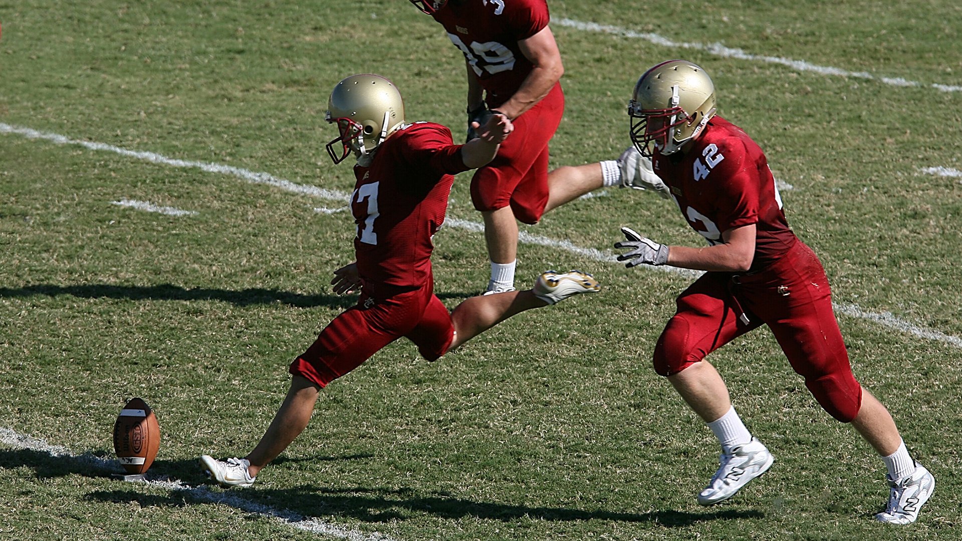 乌鸦进攻火力十足,防守端同样稳固,乌鸦的攻击方式